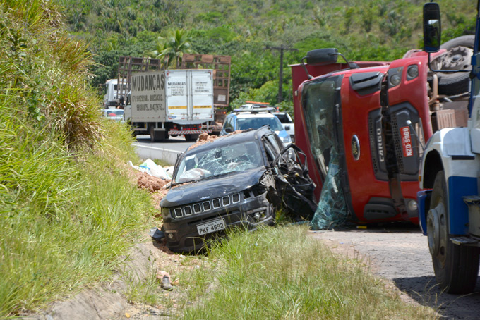 Filha de prefeito colide em carreta e é atingida por caçamba 