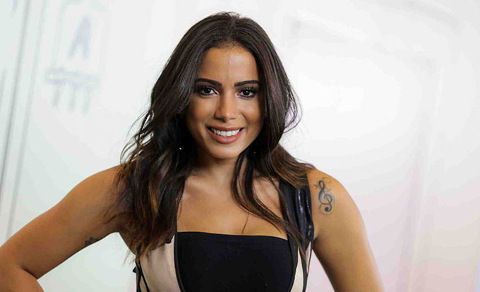Anitta revela que fará pausa na carreira para ser mãe