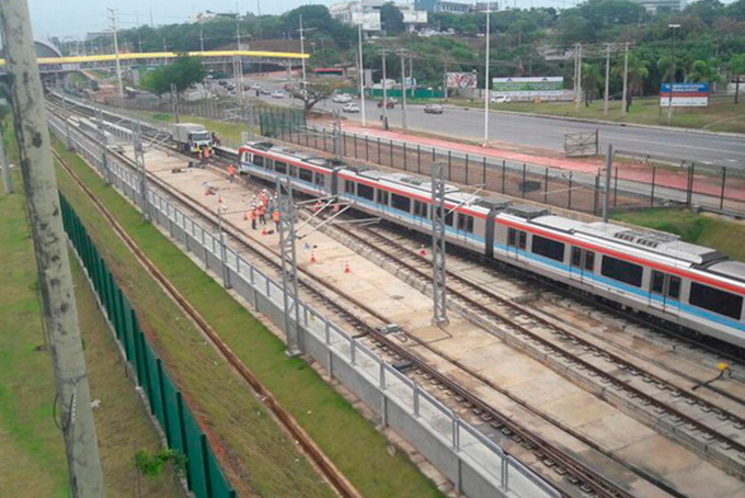 Trem para e passageiros relatam atrasos na linha 2 do metrô 