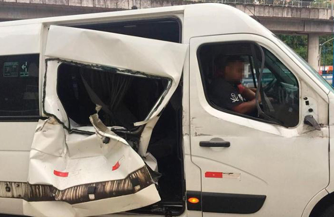 Van que transportava dupla Lucas e Orelha bate em carreta 