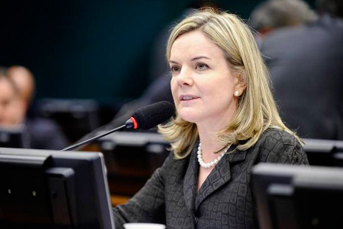 Petrobras pede que presidente do PT devolva R$1 milhão