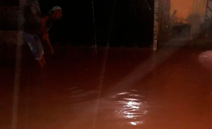 Chuva forte causa alagamento na Travessa Ruy Barbosa em Mata