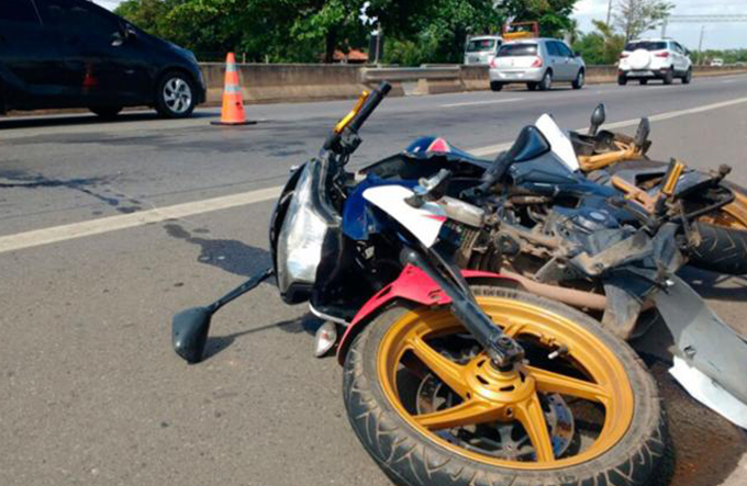 Motociclista morre e pedestre fica gravemente ferido após acidente