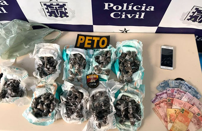 Jovem de 20 anos é preso com 200 porções de maconha 