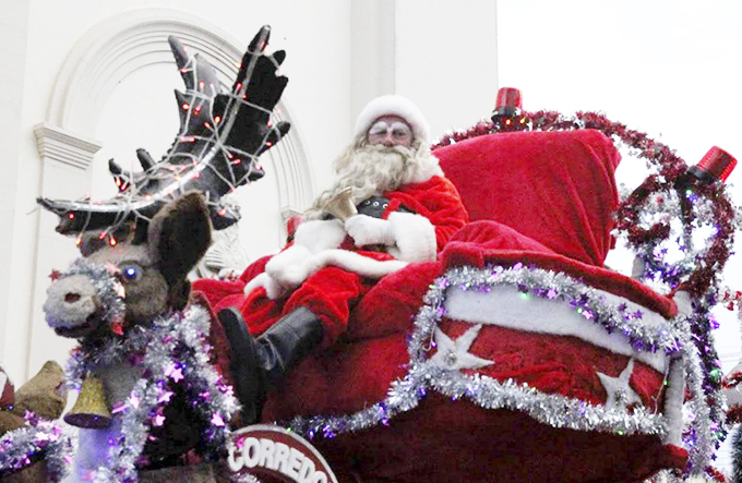 Papai Noel é apedrejado por crianças após balas acabarem
