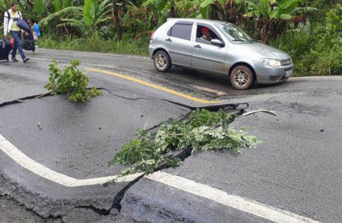Trecho da BR-101 cede por causa de chuva que atinge região