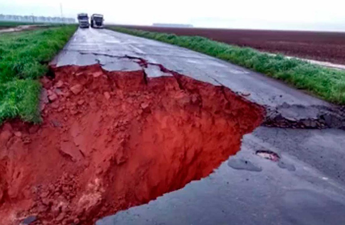 Pista cede e cratera se forma em rodovia no oeste da Bahia