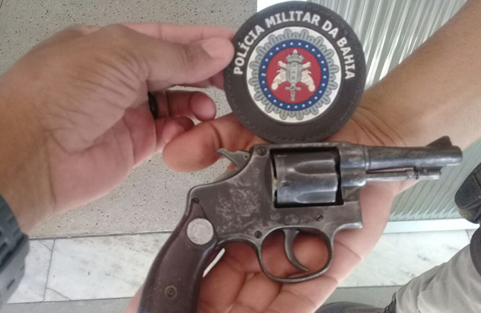 Jovem é preso e menor apreendido com arma de fogo