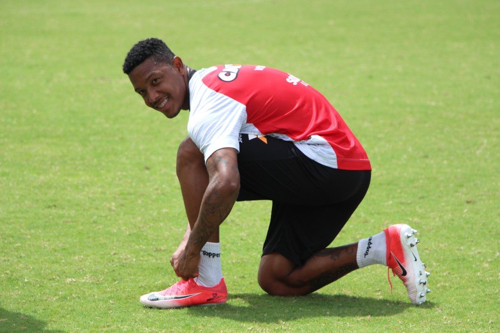 Cruzeiro desperta interesse em atacante do Vitória 
