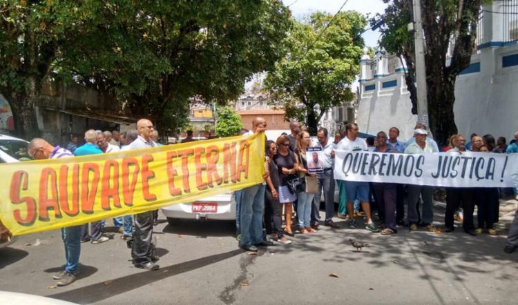 Amigos e familiares protestam durante enterro de taxista