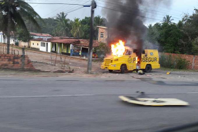 Bandidos explodem carro-forte e trocam tiros com a polícia 