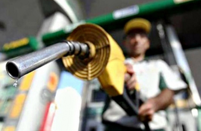 Petrobras anuncia queda de 2,2% no preço da gasolina