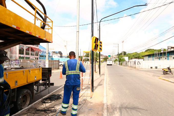 Novos semáforos começam a ser instalados em Simões Filho