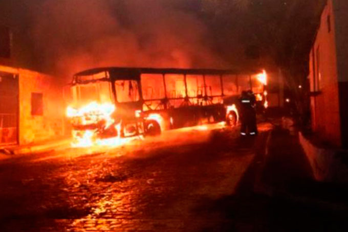 Bandidos colocam fogo em ônibus em Feira de Santana