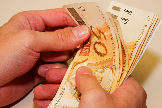 Seu 13º atrasou? Saiba o que fazer e tire suas dúvidas 