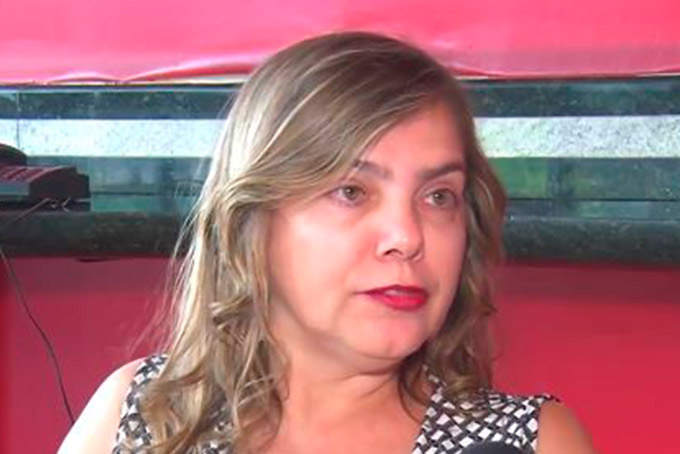 Procuradora se irrita e arranca microfone de repórter