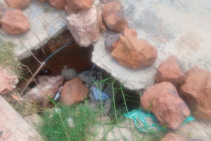 Moradores reclamam de buraco na Rua Monsenhor Barbosa