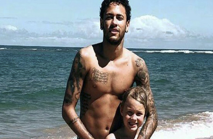 Neymar se diverte com filho e amigos na Bahia
