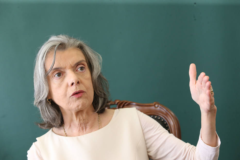  Cármen Lúcia derruba indulto, e Temer estuda novo decreto
