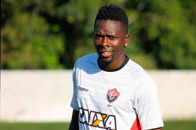 Vitória se vê atrasado em processo de renovações