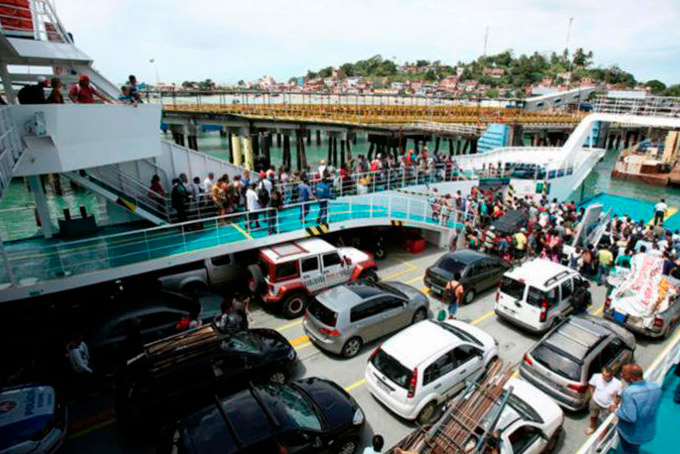 Ferry tem movimento intenso na saída de Salvador para o feriado