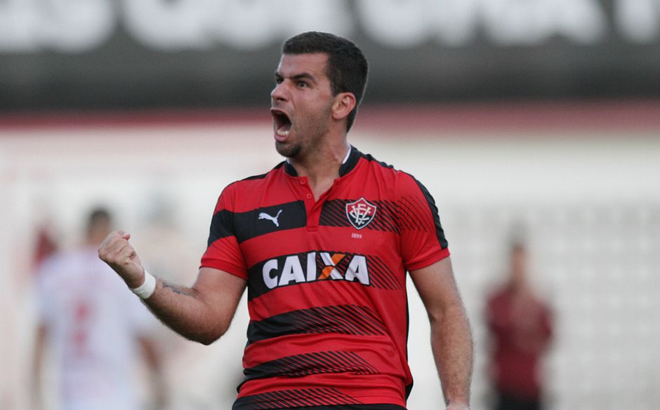 Vitória tenta renovação com André Lima 
