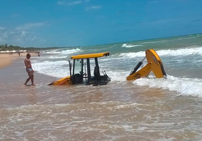 Retroescavadeira quebra e atola na Praia de Imbassaí