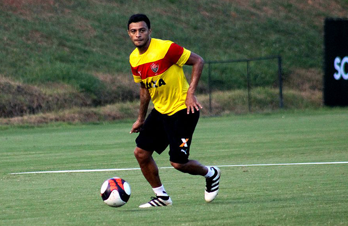 Cleiton Xavier aguarda posição do Leão para definir seu futuro