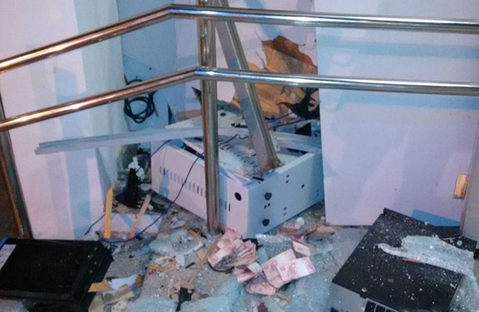 Bandidos explodem agência e disparam contra delegacia 
