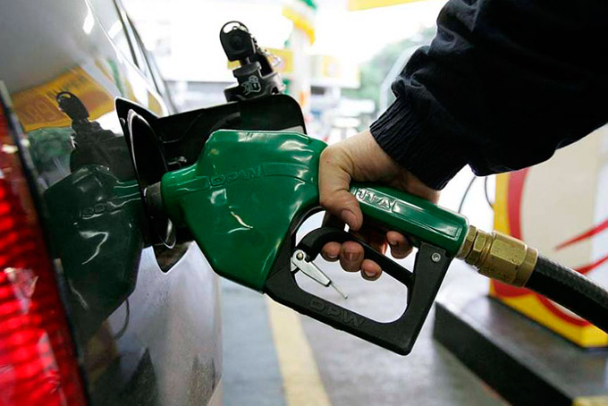 Preço da gasolina reduz e do diesel aumenta nas refinarias