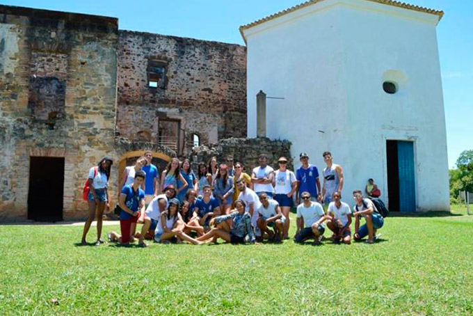 Estudantes do município de Valente visitam Praia do Forte