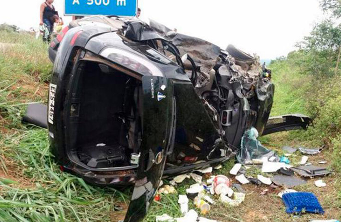 Acidente entre quatro veículos deixa dois feridos na BR-116