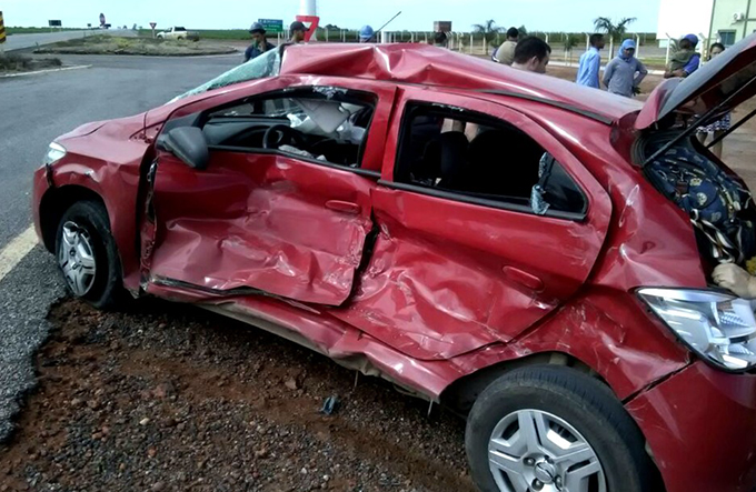 Homem morre após batida entre carro e caminhão 