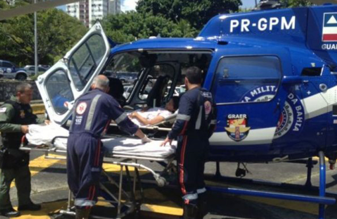Idosa é transportada por helicóptero do Graer em Dias D’Ávila