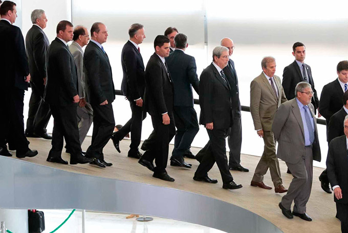 Mais 13 ministros devem desembarcar do governo Temer