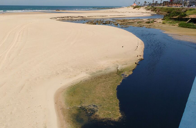 Esgoto está sendo lançado na praia de Jaguaribe em Salvador