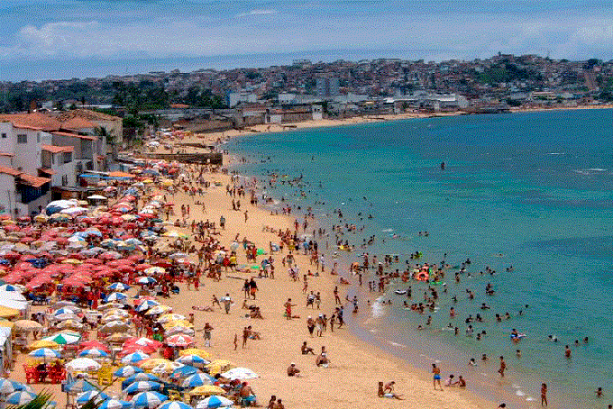 Homem pula de pedra e morre em praia de Salvador 