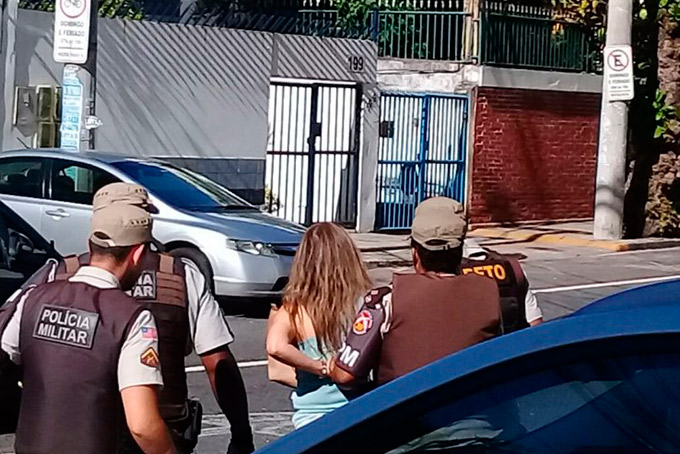 Mulher é detida após dizer que “não queria ser atendida por negros” 