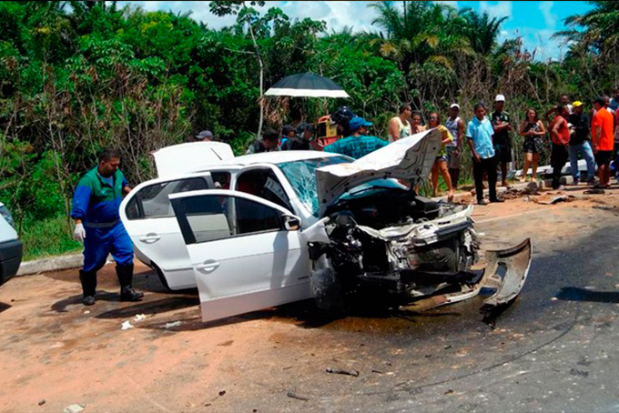 Batida entre dois carros deixa 10 feridos em Praia do Forte