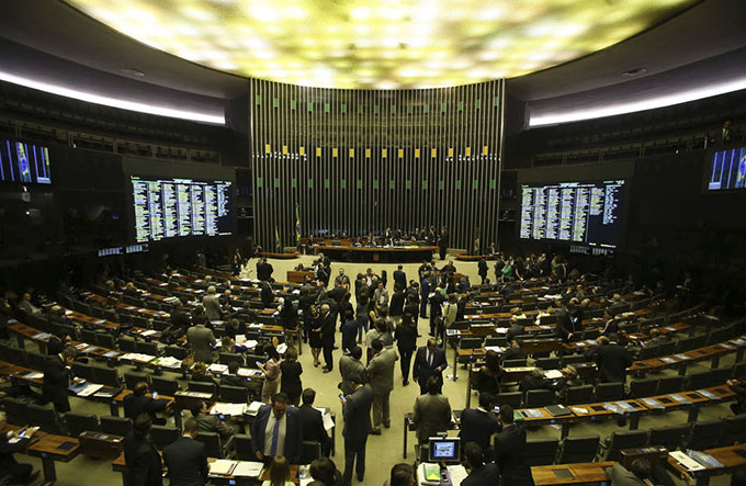 Saúde e educação perdem R$ 472 milhões para campanhas