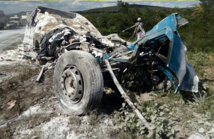 Colisão entre três veículos deixa dois mortos na BR-116