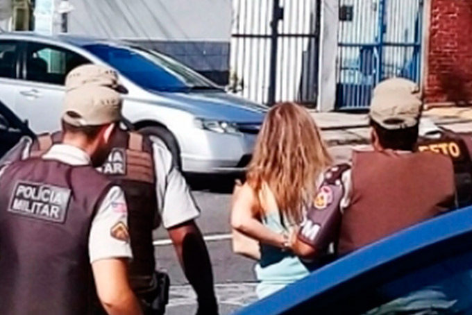 Mulher que se negou a ser atendida por negros é liberada 