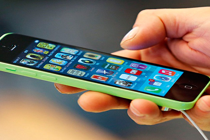Má postura ao usar celular pode causar problemas ortopédicos