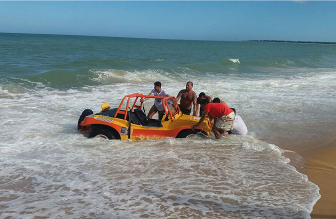 Veículo com turistas atola em praia no sul da Bahia