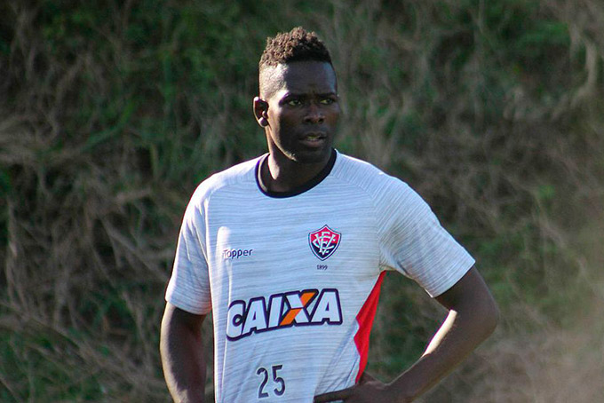 Vitória confirma renovação com Kanu até o fim do ano