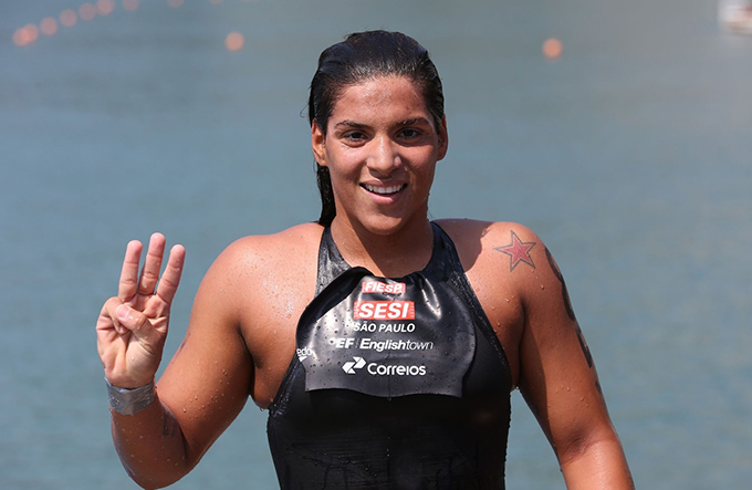 Ana Marcela volta a superar homens em prova aquática