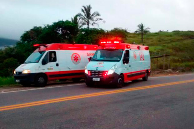 Carro cai em ribanceira na BR-101 e deixa quatro feridos
