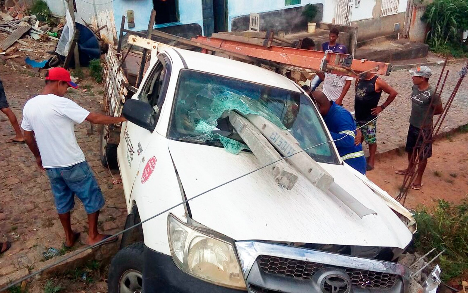 Poste atravessa para-brisa de caminhonete no sul da Bahia 