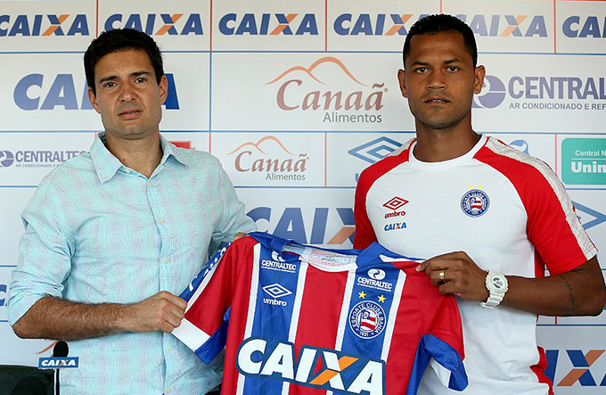 Elton é apresentado e agradece apoio de Guto Ferreira