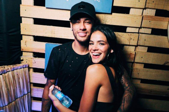 Família de Neymar é contra romance do craque com Bruna 